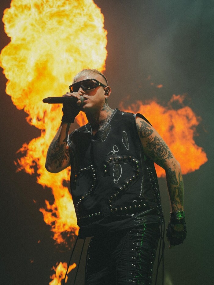 Vape, Vibes & Vollgas: Lazza lässt auf der Bühne nichts anbrennen.