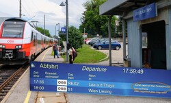 Ein leeres Feld bei „erwarteter Ankunft“, dafür steht die Zeit laut Linienplan noch auf der ...
