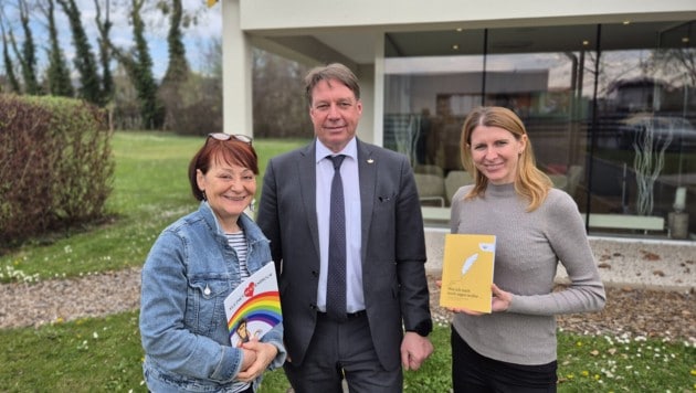 Dagmar Bojdunyk-Rack (Rainbows), Ingo Sternig (PAX Bestattung) und Xenia Hobacher (Rainbows) freuen sich über die Kooperation. (Bild: PAX Bestattung/Rainbows Österreich)