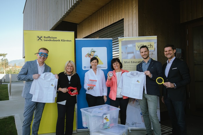Manfred Wilhelmer, Gerda Sandriesser, Daniela Wrumnig, Gabriele Windhagauer (Abteilungsleiterin für Kindergärten in der Stadt Villach), Alexander Treffner und Wolfgang Pucher bei der Übergabe der Forscherboxen.