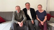 Dr. Alfred Boran mit seinem nach der „verpfuschten“ Operation schwer gezeichneten – Patienten ...