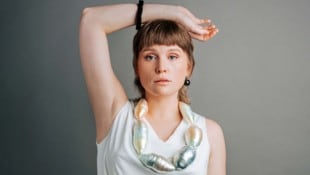 Mega-Perlen: Sie kommen nicht aus dem Meer, sondern wurden mit Plastikfolie gewickelt. (Bild: Paul Bauer)