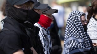 Mehr als 90 Besetzer stürmten die Berliner Universität. (Bild: APA/Christophe Gateau/dpa/picturedesk.com)
