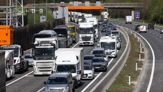 Autos, soweit das Auge reicht: Die A10 war gestern wieder einmal von tausenden Stau-Autos geplagt. (Bild: Tröster Andreas)