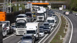Autos, soweit das Auge reicht: Die A10 war gestern wieder einmal von tausenden Stau-Autos geplagt. (Bild: Tröster Andreas)