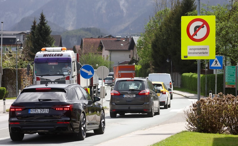 Viele Stauausweicher fuhren von der A10 ab und quälten sich durch die Gemeinden. (Bild: Tröster Andreas)