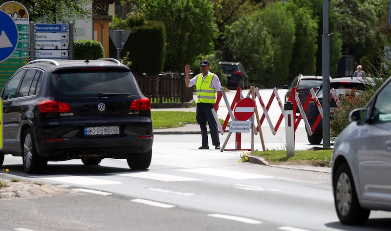 Kuchl und Golling helfen sich mit eigenen Straßensperren. (Bild: Tröster Andreas)