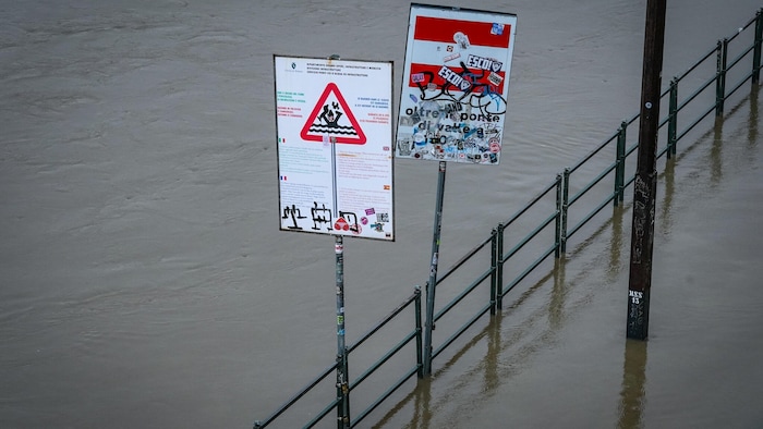 Der über die Ufer getretene Fluss Po überschwemmte in Turin dann sogar Straßen.