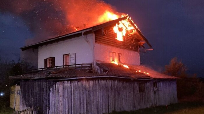 Flammen schlugen aus dem Dachstuhl.