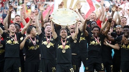 2023 holten die Bullen mit Kapitän Andreas Ulmer (Mitte) zuletzt den Titel.