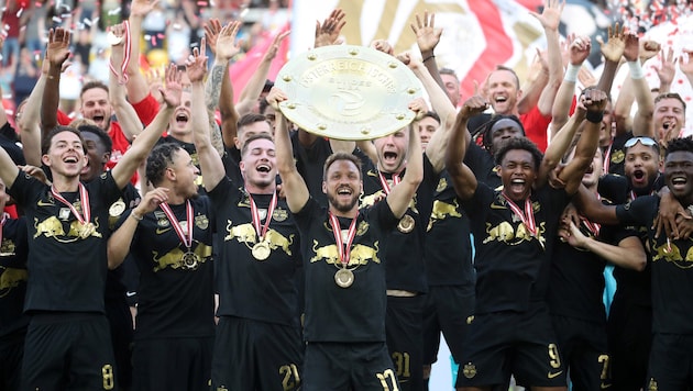 2023 holten die Bullen mit Kapitän Andreas Ulmer (Mitte) zuletzt den Titel.