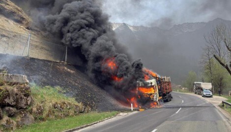 Hohe Rauchwolken stiegen über dem Lkw auf. (Bild: FF Eisenerz)