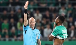 Rote Karte für Mamadou Sangare schon nach sechs Minuten!
