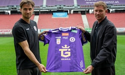 Klagenfurts Kapitän Mahrer &amp; Wirtschaftsboss Jaekel präsentieren den neuen Sponsor.