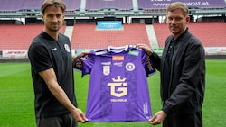 Klagenfurts Kapitän Mahrer & Wirtschaftsboss Jaekel präsentieren den neuen Sponsor. (Bild: Austria Klagenfurt/Marco Walter)