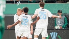 In der Verlängerung flogen Becher in Richtung der Djurgarden-Spieler. (Bild: APA/GEORG HOCHMUTH)