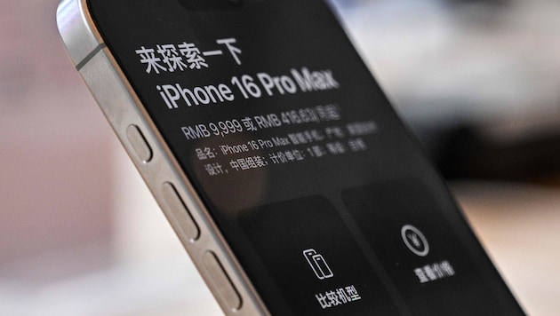 Apple muss sich in China der Konkurrenz von Xiaomi, Huawei, Oppo und Vivo geschlagen geben. (Bild: AFP/HECTOR RETAMAL)