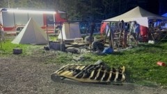 Insgesamt 14 Personen wurden bei dem Zeltbrand leicht verletzt. Neun Rettungswagen standen im Einsatz. (Bild: DOKU-NÖ)