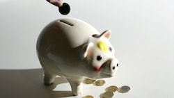 Die Österreicherinnen und Österreicher sparen weniger als 