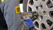 In vielen Werkstätten sind Termine fürs Wechseln der Reifen schwer zu bekommen.