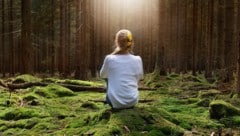 An einem ruhigen Platz sitzen und einfach in den vermeintlich stillen Wald hineinhorchen. (Bild: sailpix/stock.adobe.com)