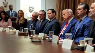 Bei Kabinettssitzungen mit Donald Trump kommt es regelmäßig zu Lobpreisungen und Huldigungen des US-Präsidenten. (Bild: AFP/Getty Images/Anna Moneymaker)