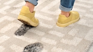 Es gibt gute, wenn nicht sogar lebenswichtige Gründe, Straßenschuhe nicht in Innenräumen zu tragen. (Bild: africa-studio.com (Olga Yastremska and Leonid Yastremskiy) - stock.adobe.com)