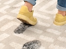 Es gibt gute, wenn nicht sogar lebenswichtige Gründe, Straßenschuhe nicht in Innenräumen zu tragen. (Bild: africa-studio.com (Olga Yastremska and Leonid Yastremskiy) - stock.adobe.com)