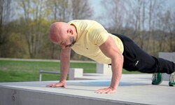 Der Liegestütz kann optimal im Freien durchgeführt werden. Was es zu beachten gibt und welche ...