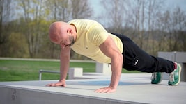 Der Liegestütz kann optimal im Freien durchgeführt werden. Was es zu beachten gibt und welche Übungen sonst noch optimal sind, um den ganzen Körper zu kräftigen, erklärt Experte Lukas Grigorescu im neuesten Fitness-Teil der „Krone NÖ“. (Bild: Molnar Attila)