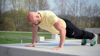 Der Liegestütz kann optimal im Freien durchgeführt werden. Was es zu beachten gibt und welche Übungen sonst noch optimal sind, um den ganzen Körper zu kräftigen, erklärt Experte Lukas Grigorescu im neuesten Fitness-Teil der „Krone NÖ“. (Bild: Molnar Attila)