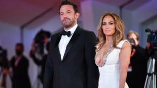 Ben Affleck und Jennifer Lopez sind mittlerweile geschieden. Dennoch kommt der Schauspieler bei seiner Ex noch ins Schwärmen. (Bild: APA/AFP/Filippo MONTEFORTE)