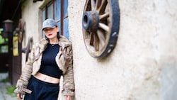 Vom Blondie zum Blacky: Sängerin Mathea meldet sich mit ihrem „Life-Update“ zurück.  (Bild: Eva Manhart)