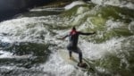 Nach dem tödlichen Unfall am Münchner Eisbach hat die Stadt das Surfen verboten (Archivbild). (Bild: APA/dpa/Peter Kneffel)