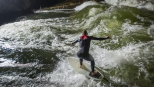 Nach dem tödlichen Unfall am Münchner Eisbach hat die Stadt das Surfen verboten (Archivbild). (Bild: APA/dpa/Peter Kneffel)