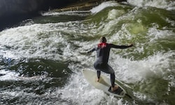 Nach dem tödlichen Unfall am Münchner Eisbach hat die Stadt das Surfen verboten (Archivbild).