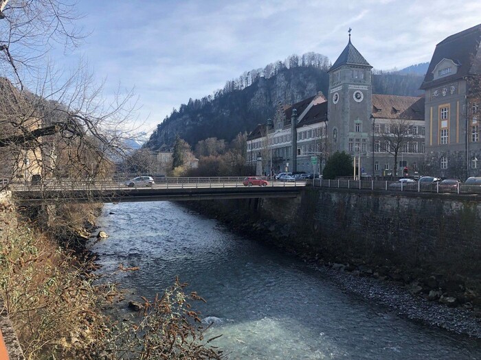 Die Brücke wird neu gebaut und angehoben.