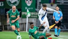 Sangare springt in den Knöchel von Zugelj. (Bild: EPA/Max Slovencik)