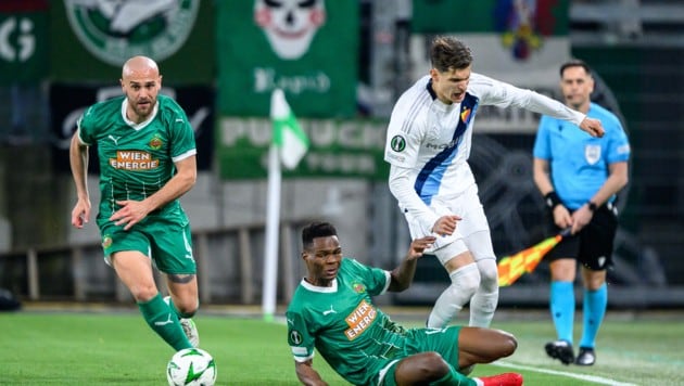 Sangare springt in den Knöchel von Zugelj. (Bild: EPA/Max Slovencik)