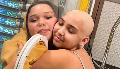 Getrennt durch eine Glasscheibe und einander doch ganz nah: Alina (rechts) und ihre Schwester Lara (Bild: Eva Manhart)