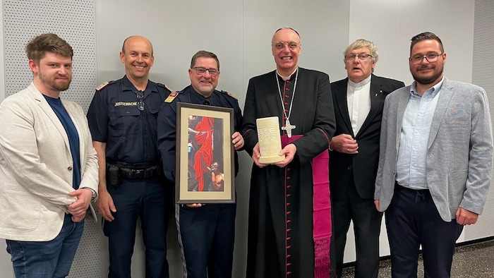 Zum Abschied überreichte der Bischof Anstaltsleiter Klaus Faymann eine Kerze und ein Bild, das ...