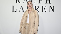 Anne Hathaway sorgte mit ihrem Look für ein Blitzlichtgewitter. (Bild: AP/Evan Agostini/Invision)