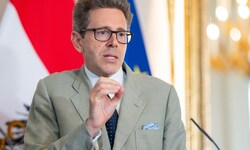 Seinen eigenen hohen Verdienst begründet Mahrer mit „viel Verantwortung“.