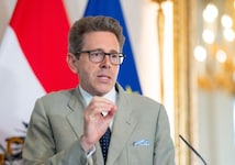 Seinen eigenen hohen Verdienst begründet Mahrer mit „viel Verantwortung“.