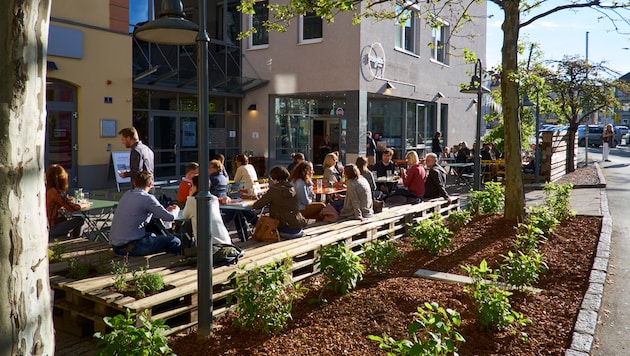 In der Sonne schmeckt’s gleich viel besser: Gastgärten spielen für Lokale in urbanen Zentren eine große Rolle. (Bild: Johannes Puch)