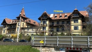 Das 130 Jahre alte Schlosshotel in der Wörthersee-Ostbucht zerfällt zusehends.