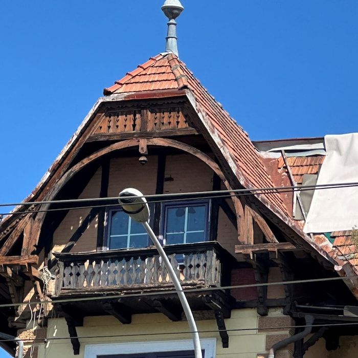 Das Dach verfällt, dazu regnet es rein.