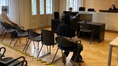 Die beiden Angeklagten verbindet eine große Leidenschaft: Sie kiffen für ihr Leben gerne. Als süchtig würden sie sich allerdings nicht bezeichnen, weshalb sie auch eine Therapie ablehnen. (Bild: Dorn Chantall)