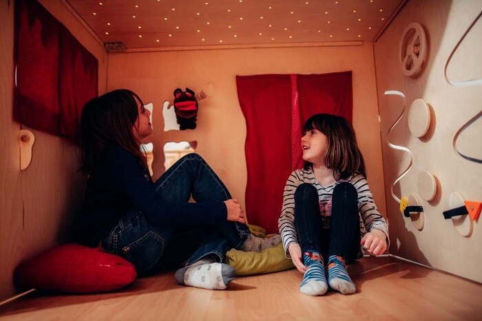Die gemütlichen Holzhäuschen von KuWiH aus dem Weinviertel sind in zwei Minuten zusammengebaut.