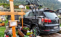 Friedhofsbesuch auf vier Rädern: Die Frau fuhr bis zu den Gräbern vor. Das Auto musste per Kran ...